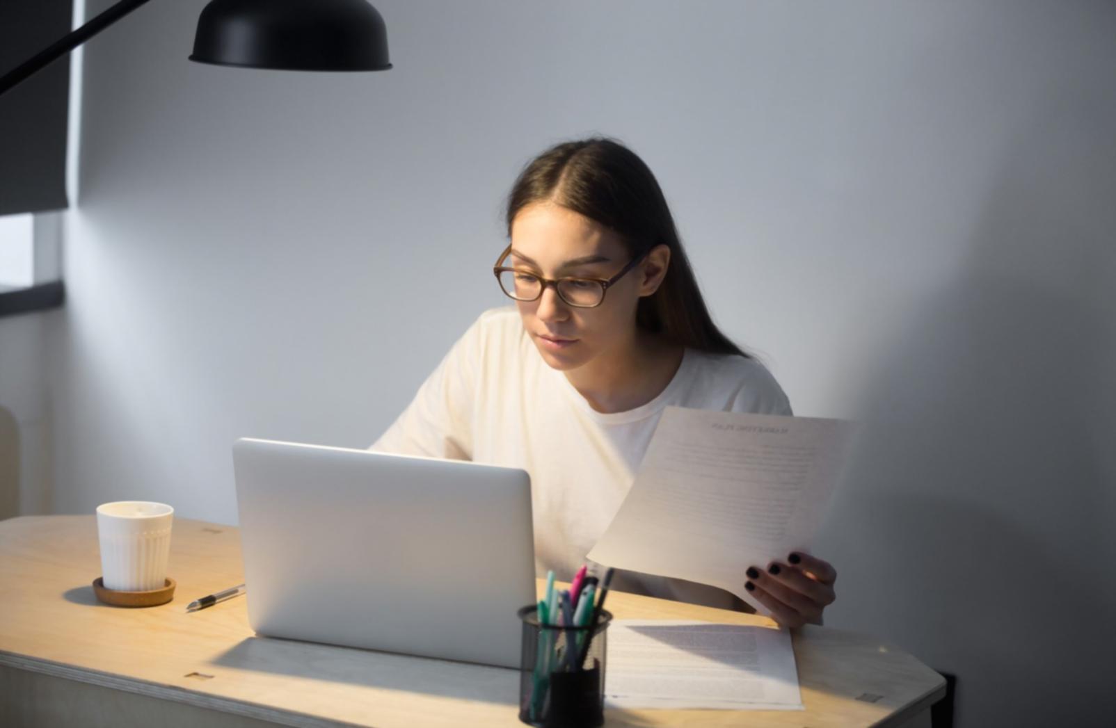 Modernes Büro mit digitalen Finanzanalysen und strategischer Geschäftsplanung